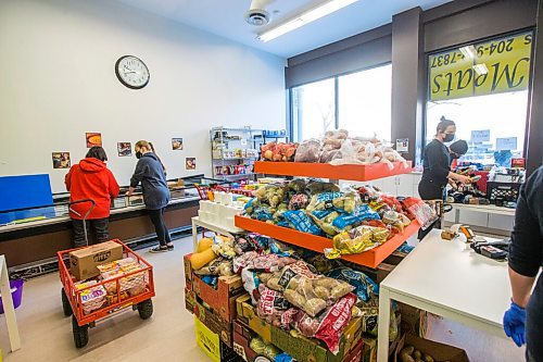 MIKAELA MACKENZIE / WINNIPEG FREE PRESS

Volunteers prepare for opening at the Essentials Market at the Main Street Project in Winnipeg on Thursday, Dec. 24, 2020. For --- story.

Winnipeg Free Press 2020