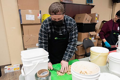 JESSE BOILY  / WINNIPEG FREE PRESS
Gord Pedersen cuts some turkey for the meals being handed out at Agape Table on Christmas morning on Friday. Friday, Dec. 25, 2020.
Reporter: Malak Abas