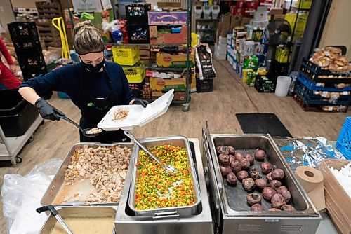 JESSE BOILY  / WINNIPEG FREE PRESS
Annie Hollander prepares the turkey dinners into take out containers on Christmas morning at Agape Table on Friday. Friday, Dec. 25, 2020.
Reporter: Malak Abas