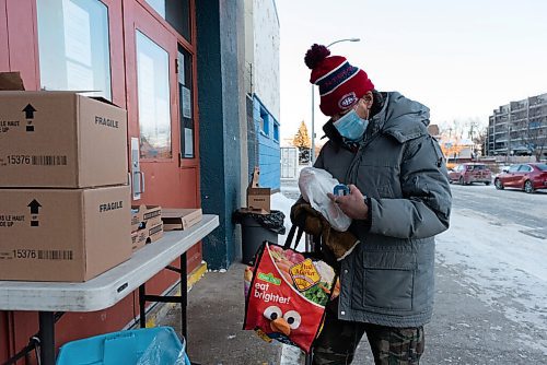 JESSE BOILY  / WINNIPEG FREE PRESS
Robert Scott picks up a meal on Christmas morning at Agape Table on Friday. Friday, Dec. 25, 2020.
Reporter: Malak Abas