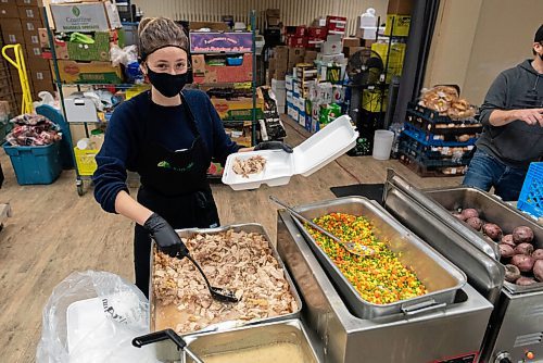 JESSE BOILY  / WINNIPEG FREE PRESS
Annie Hollander prepares the turkey dinners into take out containers on Christmas morning at Agape Table on Friday. Friday, Dec. 25, 2020.
Reporter: Malak Abas