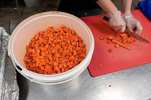 JESSE BOILY  / WINNIPEG FREE PRESS
Alli Pedersen cuts carrots on Christmas morning at Agape Table on Friday. Friday, Dec. 25, 2020.
Reporter: Malak Abas