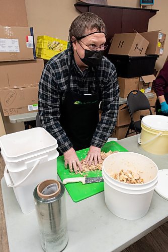 JESSE BOILY  / WINNIPEG FREE PRESS
Gord Pedersen cuts some turkey for the meals being handed out at Agape Table on Christmas morning on Friday. Friday, Dec. 25, 2020.
Reporter: Malak Abas