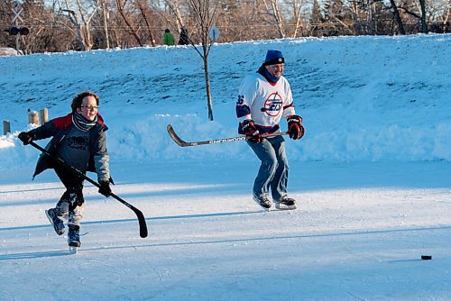 JESSE BOILY  / WINNIPEG FREE PRESS
Rich Znidarec and his son Tate play some hockey on the rink at Wellington Park on Friday. Friday, Dec. 25, 2020.
Reporter:Standup