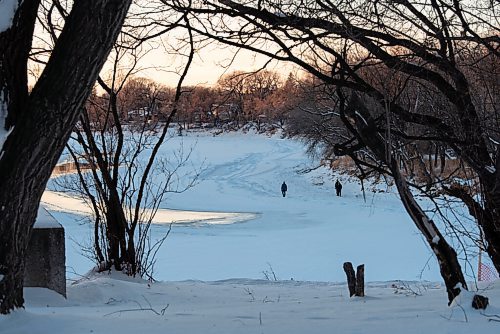 JESSE BOILY  / WINNIPEG FREE PRESS
People walk along the frozen Assiniboine river on Friday. Friday, Dec. 25, 2020.
Reporter:Standup