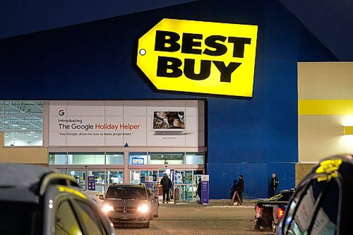 Daniel Crump / Winnipeg Free Press. A line of shoppers snakes along the parking lot at Best Buy Polo Park. December 26, 2020.