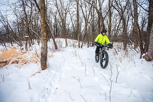 MIKAELA MACKENZIE / WINNIPEG FREE PRESS

Frank Conway fat bikes along the Seine River near John Bruce Park in Winnipeg on Monday, Dec. 28, 2020. Standup.

Winnipeg Free Press 2020