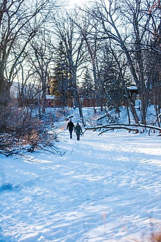 MIKAELA MACKENZIE / WINNIPEG FREE PRESS

Folks walk on the Seine River close to where Nolan fell through the ice (just south of John Bruce Park) in Winnipeg on Monday, Dec. 28, 2020. For Rosanna story.

Winnipeg Free Press 2020