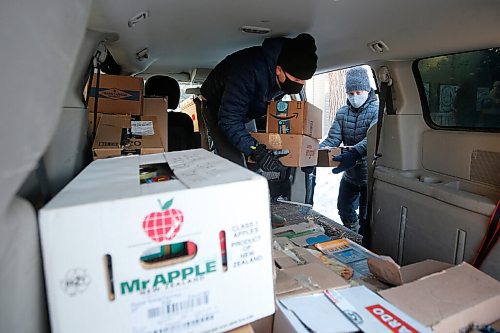 JOHN WOODS / WINNIPEG FREE PRESS
Melissa Bowman Wilson hands a box of food to David Boning to pack into his van outside The Ruby West restaurant on Westminster to deliver to the Bear Clan Monday, December 28, 2020. A group of Wolseley residents gathered food for the Bear Clan.

Reporter: Rutgers