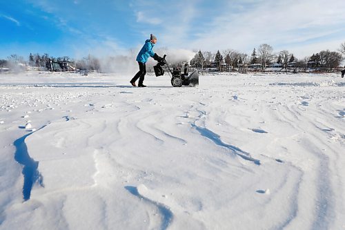 RUTH BONNEVILLE / WINNIPEG FREE PRESS

Local - Ice river fun

Che Edwards uses his snowblower to create a skating path connecting his rink on the Red River,south of Kildonan Park, to a neighbours rink, Tuesday.  Edwards and his neighbours plan to have a path that runs from the Redwood bridge to Kildonan Park this winter.  

Winnipeg River lot owners create areas for family and area residents to enjoy winter activities. 

Dec 29th,. 2020