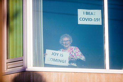 MIKAELA MACKENZIE / WINNIPEG FREE PRESS

Margaret Ward, 82, poses for a portrait in her window with a message of hope for the new year at The Convalescent Home of Winnipeg in Winnipeg on Thursday, Dec. 31, 2020. For Kevin Rollason story.

Winnipeg Free Press 2020