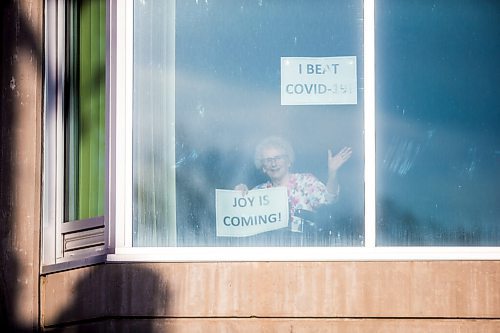 MIKAELA MACKENZIE / WINNIPEG FREE PRESS

Margaret Ward, 82, poses for a portrait in her window with a message of hope for the new year at The Convalescent Home of Winnipeg in Winnipeg on Thursday, Dec. 31, 2020. For Kevin Rollason story.

Winnipeg Free Press 2020