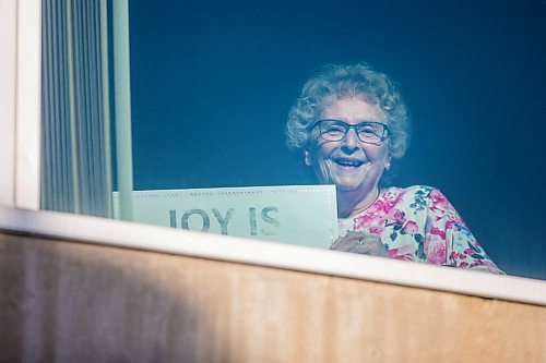 MIKAELA MACKENZIE / WINNIPEG FREE PRESS

Margaret Ward, 82, poses for a portrait in her window with a message of hope for the new year at The Convalescent Home of Winnipeg in Winnipeg on Thursday, Dec. 31, 2020. For Kevin Rollason story.

Winnipeg Free Press 2020