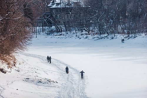 MIKAELA MACKENZIE / WINNIPEG FREE PRESS

Folks spend time outdoors on the Assiniboine River, as seen from the Sherbrook Street bridge, in Winnipeg on Thursday, Dec. 31, 2020. Standup.

Winnipeg Free Press 2020