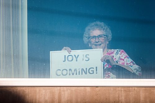 MIKAELA MACKENZIE / WINNIPEG FREE PRESS

Margaret Ward, 82, poses for a portrait in her window with a message of hope for the new year at The Convalescent Home of Winnipeg in Winnipeg on Thursday, Dec. 31, 2020. For Kevin Rollason story.

Winnipeg Free Press 2020