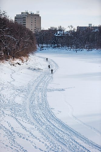 MIKAELA MACKENZIE / WINNIPEG FREE PRESS

Folks spend time outdoors on the Assiniboine River, as seen from the Sherbrook Street bridge, in Winnipeg on Thursday, Dec. 31, 2020. Standup.

Winnipeg Free Press 2020