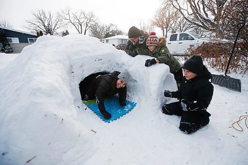 JOHN WOODS / WINNIPEG FREE PRESS
Brendan McManus and Marcela Cabezas with their sons Nate and Kellan (green) work on their snow shelter at their St Vital home in Winnipeg Thursday, December 31, 2020. 

Reporter: Sabrina