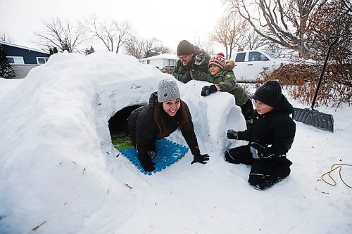 JOHN WOODS / WINNIPEG FREE PRESS
Brendan McManus and Marcela Cabezas with their sons Nate and Kellan (green) work on their snow shelter at their St Vital home in Winnipeg Thursday, December 31, 2020. 

Reporter: Sabrina