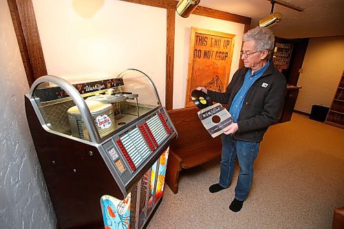 JOHN WOODS / WINNIPEG FREE PRESS
Bill Perlmutter has an extensive 78 record  collection in Winnipeg Thursday, December 31, 2020. 

Reporter: Sanderson