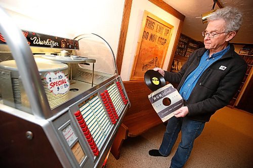 JOHN WOODS / WINNIPEG FREE PRESS
Bill Perlmutter has an extensive 78 record  collection in Winnipeg Thursday, December 31, 2020. 

Reporter: Sanderson