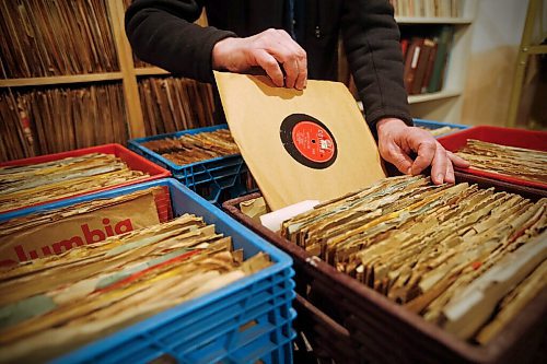 JOHN WOODS / WINNIPEG FREE PRESS
Bill Perlmutter has an extensive 78 record  collection in Winnipeg Thursday, December 31, 2020. 

Reporter: Sanderson