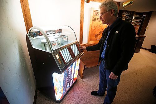 JOHN WOODS / WINNIPEG FREE PRESS
Bill Perlmutter has an extensive 78 record  collection in Winnipeg Thursday, December 31, 2020. 

Reporter: Sanderson