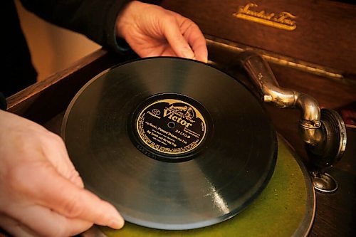 JOHN WOODS / WINNIPEG FREE PRESS
Bill Perlmutter has an extensive 78 record  collection in Winnipeg Thursday, December 31, 2020. 

Reporter: Sanderson