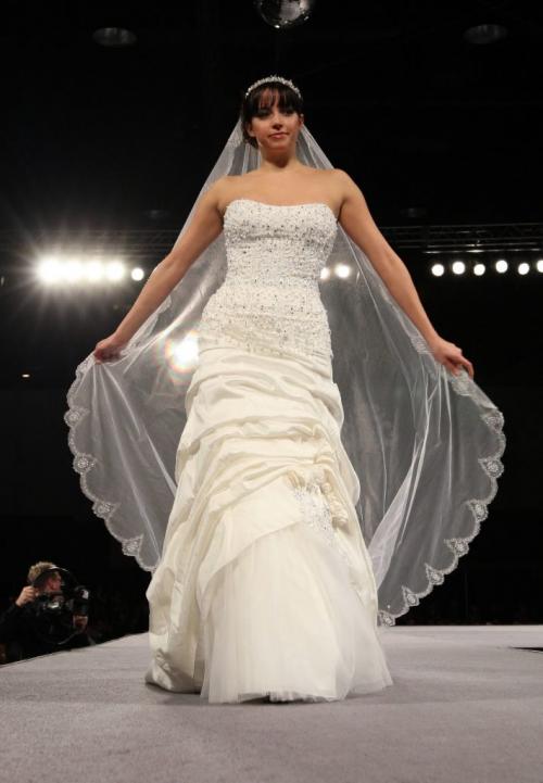 JOE.BRYKSA@FREEPRESS.MB.CA Local-(Standup photo)- A model bride  walks the catwalk at a  fashion show at the Wonderful Wedding Show at the Winnipeg Convention Center Saturday afternoon-The show features over 400 displays and over 90,000 square feet of the latest must-have wedding fashions and trends, wedding products and services- The show continues Sunday- Jan 16, 2010
JOE BRYKSA/WINNIPEG FREE PRESS