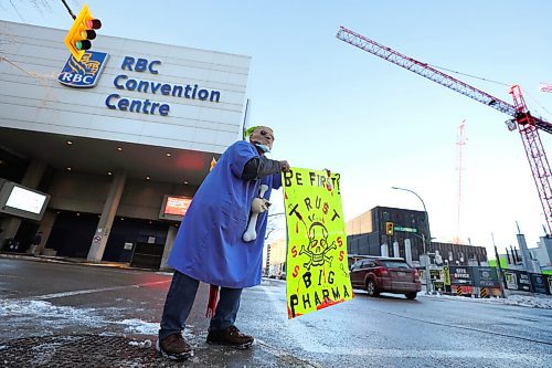 RUTH BONNEVILLE / WINNIPEG FREE PRESS

Local. COVID Vaccinations

A man dressed as a mad doctor, holds warning signs against getting the vaccine on the sidewalk near the vaccination site at the Convention Centre Monday. 

See Ryan Thorpe story. 

Jan 04,. 2021