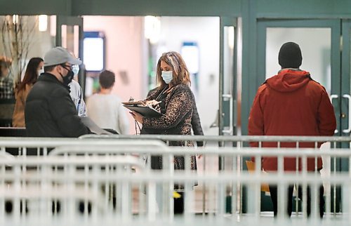 RUTH BONNEVILLE / WINNIPEG FREE PRESS

Local. COVID Vaccinations

People wait in line at the vaccination site at the Convention Centre Monday. 

See Ryan Thorpe story. 

Jan 04,. 2021