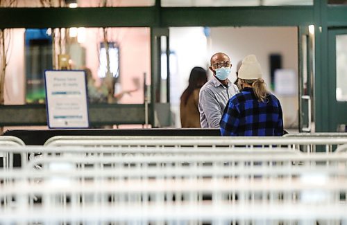 RUTH BONNEVILLE / WINNIPEG FREE PRESS

Local. COVID Vaccinations

People wait in line at the vaccination site at the Convention Centre Monday. 

See Ryan Thorpe story. 

Jan 04,. 2021