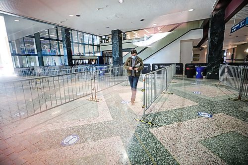 RUTH BONNEVILLE / WINNIPEG FREE PRESS

Local. COVID Vaccinations

A man makes his way through the cues to the front staff at the  vaccination site at the Convention Centre Monday. 

See Ryan Thorpe story. 

Jan 04,. 2021