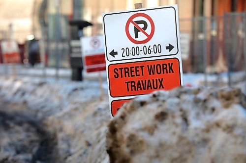 RUTH BONNEVILLE / WINNIPEG FREE PRESS

Local - Street work

City of Wpg. Street work signs are stuck in banks of snow along York Ave. Monday. 

For story on wet, messy streets with snow banks.

Jan 04,. 2021