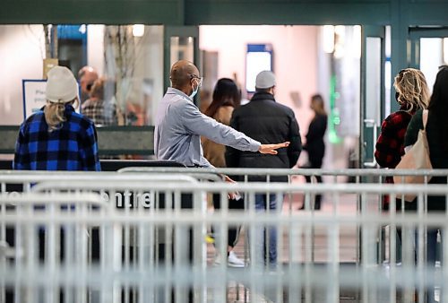 RUTH BONNEVILLE / WINNIPEG FREE PRESS

Local. COVID Vaccinations

People wait in line at the vaccination site at the Convention Centre Monday. 

See Ryan Thorpe story. 

Jan 04,. 2021