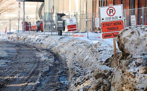 RUTH BONNEVILLE / WINNIPEG FREE PRESS

Local - Street work

City of Wpg. Street work signs are stuck in banks of snow along York Ave. Monday. 

For story on wet, messy streets with snow banks.

Jan 04,. 2021
