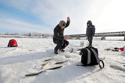 RUTH BONNEVILLE / WINNIPEG FREE PRESS

Local - Ice Fishing Standup 

Kan Xu has a good day ice fishing for Goldeye with his friend at Lockport Tuesday.  


Jan 05,. 2021