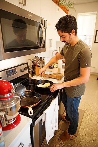 MIKE DEAL / WINNIPEG FREE PRESS
Stephan Azulay is second soloist for the Royal Winnipeg Ballet and an accomplished home cook.
See Eva Wasney story
210106 - Wednesday, January 06, 2021.