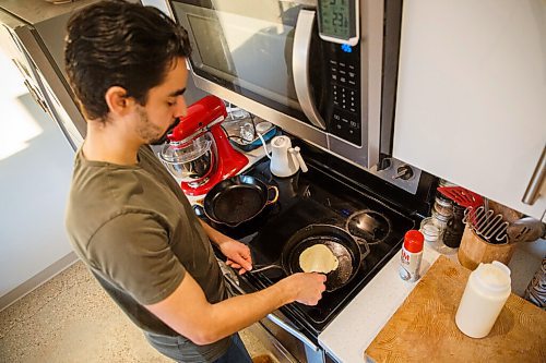 MIKE DEAL / WINNIPEG FREE PRESS
Stephan Azulay is second soloist for the Royal Winnipeg Ballet and an accomplished home cook.
See Eva Wasney story
210106 - Wednesday, January 06, 2021.