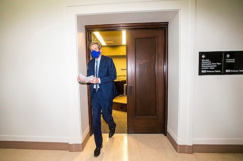 MIKAELA MACKENZIE / WINNIPEG FREE PRESS

Premier Brian Pallister walks out after speaking about the vaccine rollout at a press conference at the Manitoba Legislative Building in Winnipeg on Wednesday, Jan. 6, 2021. For Carol/Larry story.

Winnipeg Free Press 2020