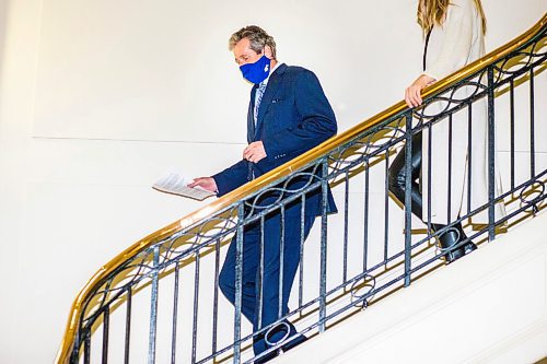 MIKAELA MACKENZIE / WINNIPEG FREE PRESS

Premier Brian Pallister walks in to speak about the vaccine rollout at a press conference at the Manitoba Legislative Building in Winnipeg on Wednesday, Jan. 6, 2021. For Carol/Larry story.

Winnipeg Free Press 2020