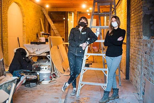 MIKAELA MACKENZIE / WINNIPEG FREE PRESS

Caitlin Bousfield (left) and Sam Rivait, co-owners of Good Fortune Barber Shop, pose for a portrait at the space in Winnipeg on Wednesday, Jan. 6, 2021. For Temur Durrani story.

Winnipeg Free Press 2020