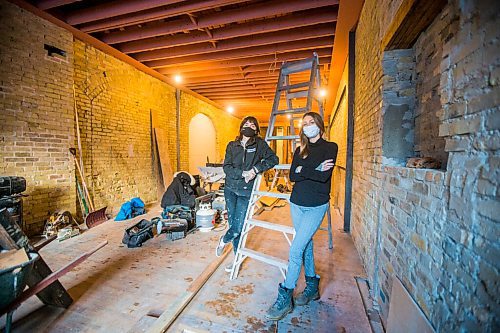 MIKAELA MACKENZIE / WINNIPEG FREE PRESS

Caitlin Bousfield (left) and Sam Rivait, co-owners of Good Fortune Barber Shop, pose for a portrait at the space in Winnipeg on Wednesday, Jan. 6, 2021. For Temur Durrani story.

Winnipeg Free Press 2020