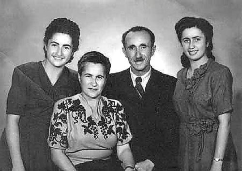 RUTH BONNEVILLE / WINNIPEG FREE PRESS


Passages - Carmela Finkel 

Photo of Carmela Finkel (on left) with her sister, Betty Kirshner (far right), and their parents Caroline & Leon Shragge.  

Photos supplied by Dave Baxter for the Free Press.  


Kevin.Rollason story.


Jan 07,. 2021