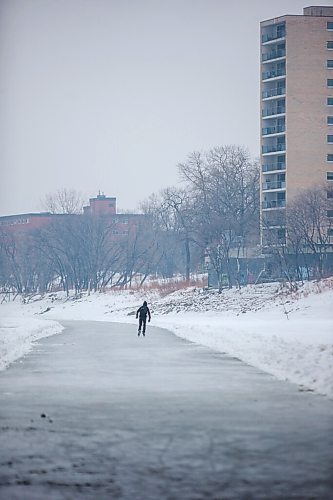 MIKAELA MACKENZIE / WINNIPEG FREE PRESS

A skater follows the river trail into the mist near the Manitoba Legislative Building, where it hasn't officially opened up yet, in Winnipeg on Thursday, Jan. 7, 2021. Standup.

Winnipeg Free Press 2020