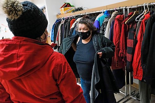 Daniel Crump / Winnipeg Free Press. Stephanie Hunter (left) helps her aunty, Nancy Gabriel, try on winter jackets at 1JustCity Saturday afternoon. 1JustCity's West End Site St Matthews Maryland Community Ministry is opening its doors on the weekend for the first time in its 40 year history of serving the community. January 9, 2020.
