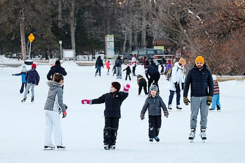Daniel Crump / Winnipeg Free Press. People gather to skate on the duck pond and enjoy unseasonably warm January weather at Assiniboine Park on Saturday afternoon. January 9, 2020.