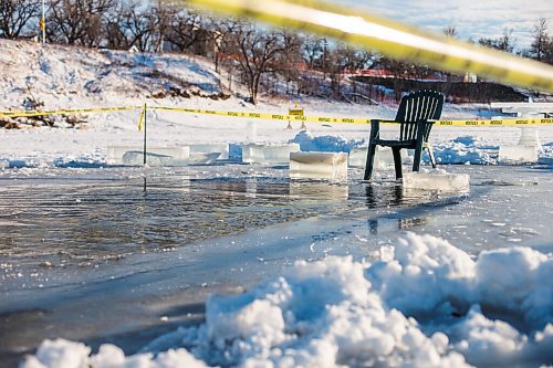 MIKAELA MACKENZIE / WINNIPEG FREE PRESS

An area used for harvesting ice blocks is taped off on the Assiniboine River just west of the St. James Bridge in Winnipeg on Tuesday, Jan. 12, 2021. 
Winnipeg Free Press 2021