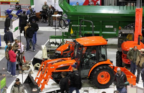 Brandon Sun Visitors to Ag Days make their way around the floor displays at Westman Place on Tuesday afternoon. (Bruce Bumstead/Brandon Sun)