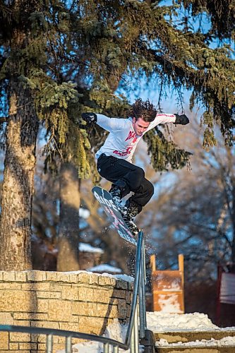 MIKAELA MACKENZIE / WINNIPEG FREE PRESS

Oliver Adams street snowboards by the Maryland Street Bridge in Winnipeg on Tuesday, Jan. 12, 2021. Standup.

Winnipeg Free Press 2021