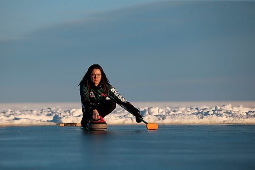 JOHN WOODS / WINNIPEG FREE PRESS
Team Canada skip Kerri Einarson curls on her homemade rink on Lake Winnipeg north of Gimli Tuesday, January 12, 2021. Her father Jeff Flett made the rink so that Einarson could practice for the upcoming Scotties Tournament of Hearts in Calgary in February.

Reporter: Bell
